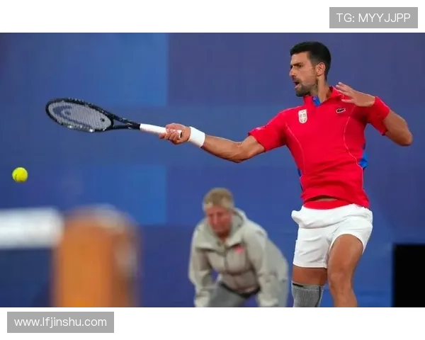 德约科维奇强势回归年终总决赛再度上演巅峰对决引发网坛热议 德约科维奇强势回归年终总决赛再度上演巅峰对决引发网坛热议