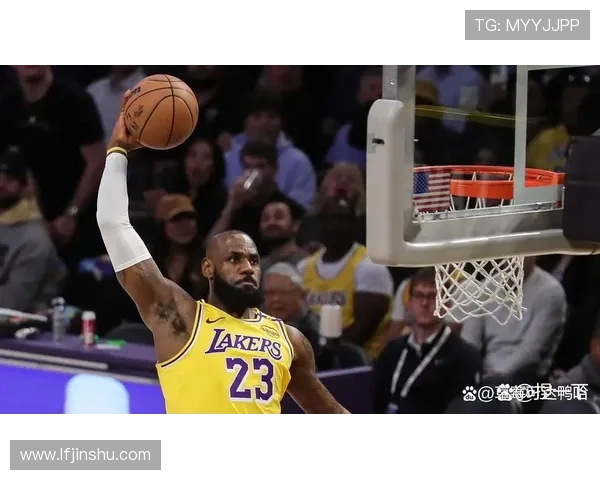 詹姆斯复出助湖人力克勇士 赛季首场精彩对决引爆全场热情 詹姆斯复出助湖人力克勇士 赛季首场精彩对决引爆全场热情