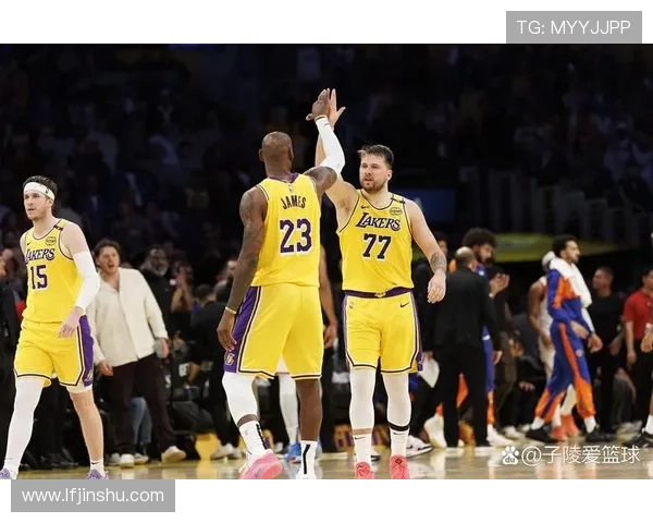 NBA焦点之战湖人逆转勇士詹姆斯压哨三分引爆全场球迷热议不已