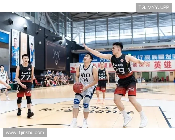 中国男篮奋勇拼搏力克强敌，成功晋级世界杯八强，展示全队团结精神与实力